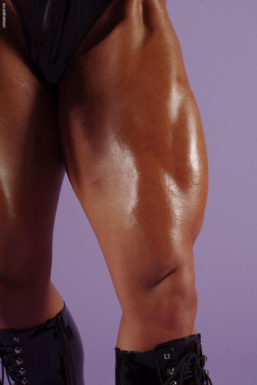 20P Die britische Bodybuilderin Lisa Cross zeigt ihren muskulösen, gebräunten Körper im Badeanzug