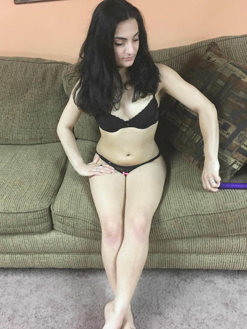 20P Die brünette Amateurin Violet Sky masturbiert mit einem Spielzeug bis zum Orgasmus auf dem Sofa