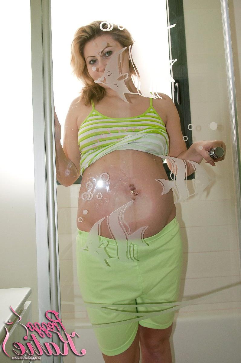 16P MILF grávida fica completamente nua antes de entrar no chuveiro