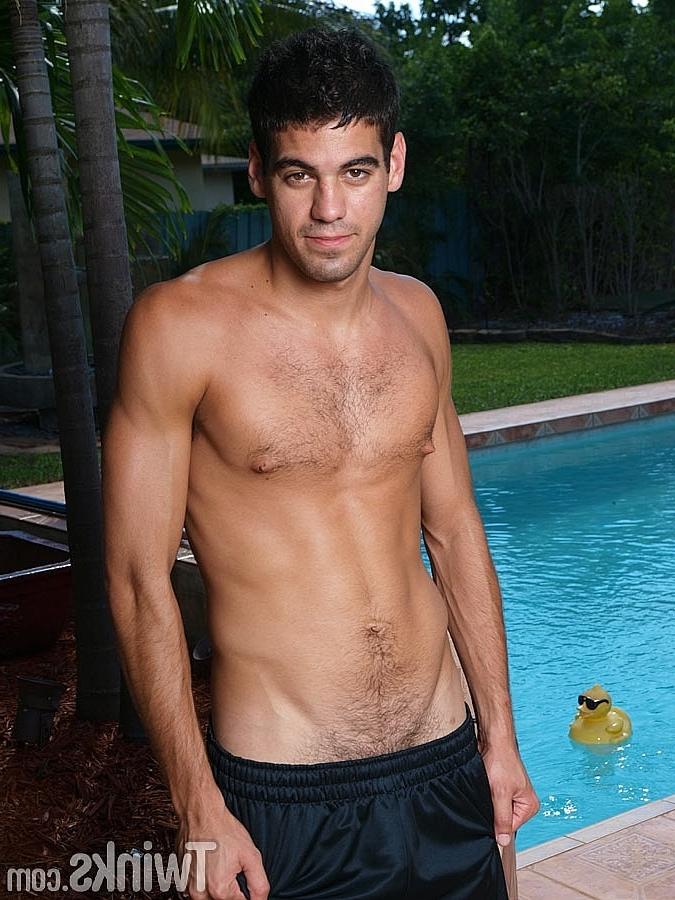 20P El gay colgado Larkin se desnuda y muestra su gran polla y sus grandes pelotas al aire libre