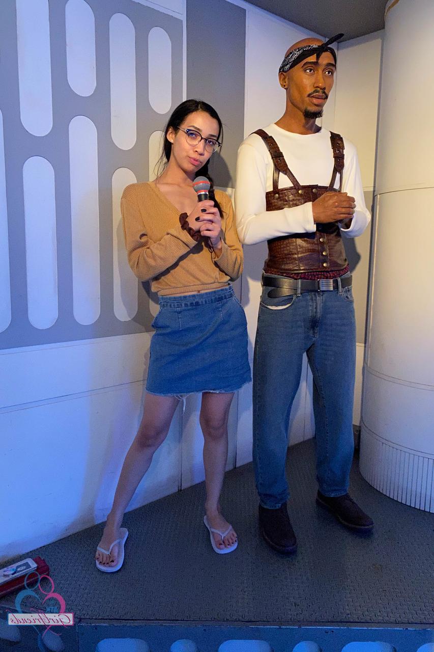 20P A linda morena Jackie Rogen mostra sua buceta aparada lambível de perto