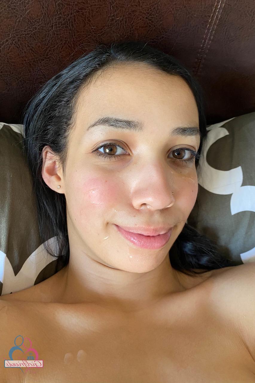 20P A linda morena Jackie Rogen mostra sua buceta aparada lambível de perto