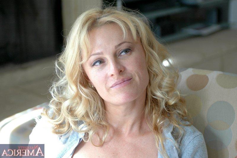 16P La blonde mature Danielle Frost dénude ses gros seins et enlève sa culotte.