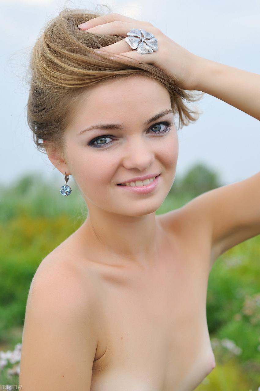 20P Amateurschönheit Bridgit A entblößt ihren sexy Körper mit Bräunungsstreifen in der Natur