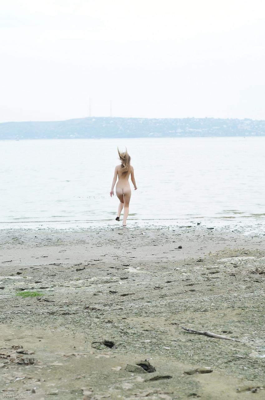 20P Amateurschönheit Bridgit A entblößt ihren sexy Körper mit Bräunungsstreifen in der Natur