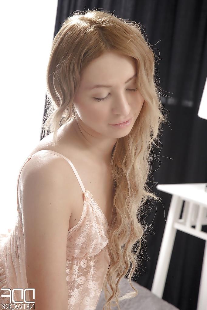 16P Sexy Euro adolescente Jada fica com sua vulva estreita aberta e perfurada em todas as posições