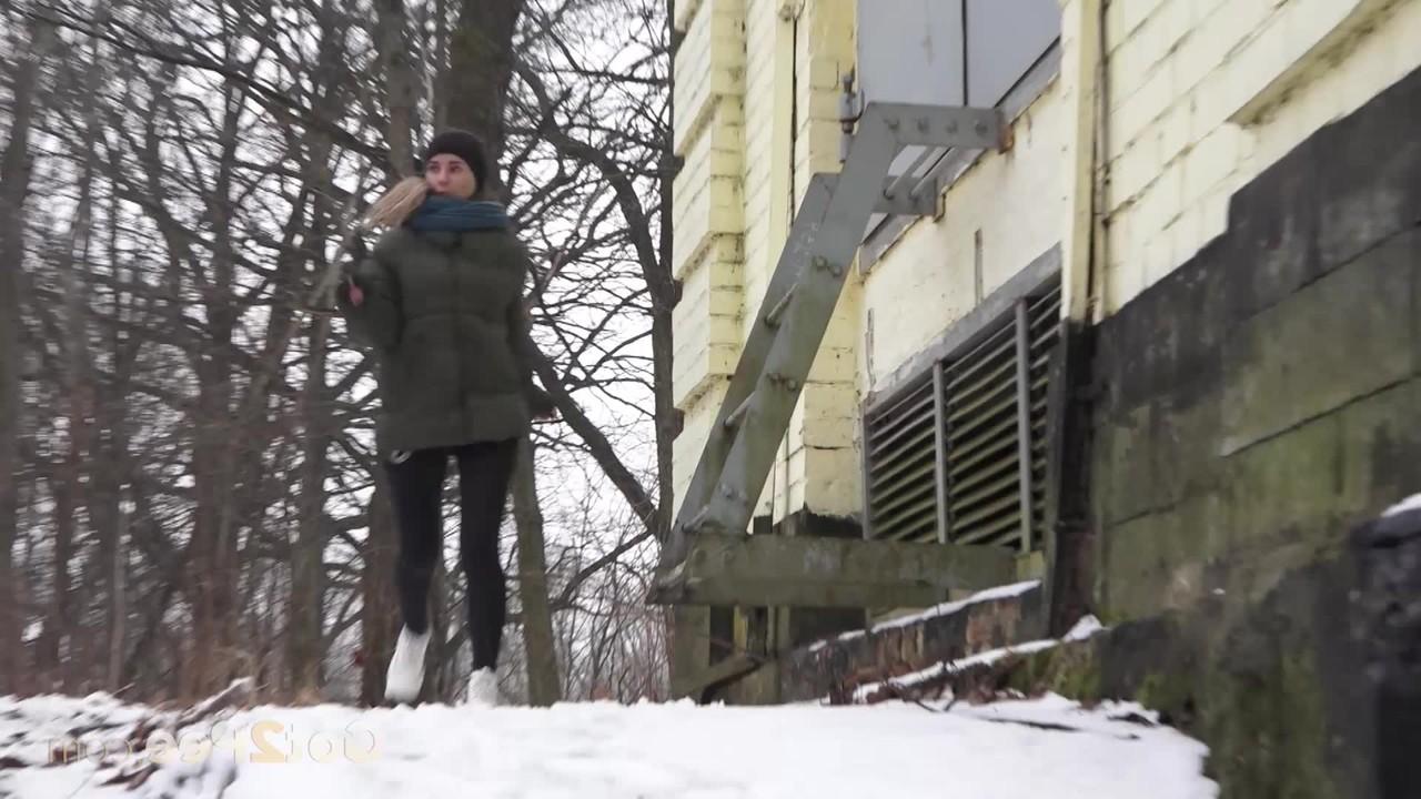 15P A garota branca Masha mostra a bunda nua enquanto mija no chão coberto de neve