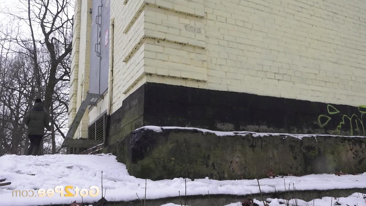 15P A garota branca Masha mostra a bunda nua enquanto mija no chão coberto de neve