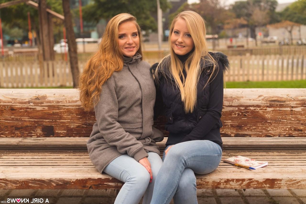 17P Zwei zierliche lesbische Mädchen zeigen Nahaufnahmen ihrer Muschi und ihres Spielzeugs mit großem Dildo und Vibrator