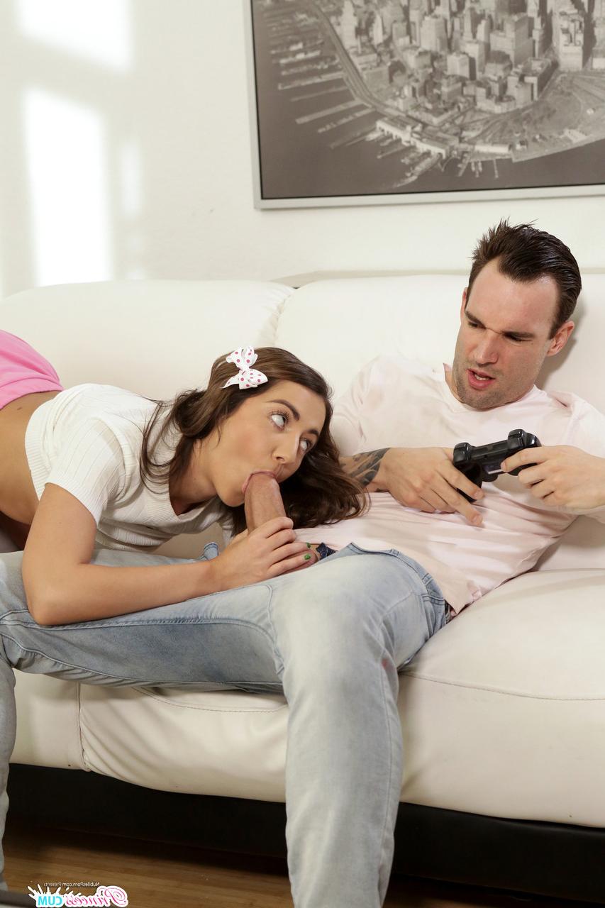 18P Geile Teenie-Freundin lutscht und reitet den großen Schwanz des Stiefbruders, während er sich das Spiel ansieht