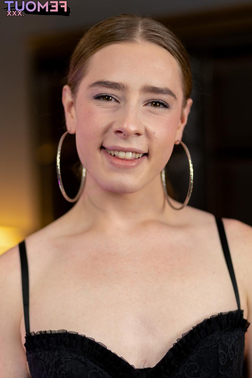 15P A linda travesti Jill Pill revela seu pau longo e toca seu cu em um solo