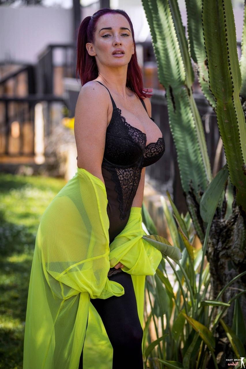 12P A garota solo Georgie Darby libera seus peitos grandes de lingerie preta em um quintal