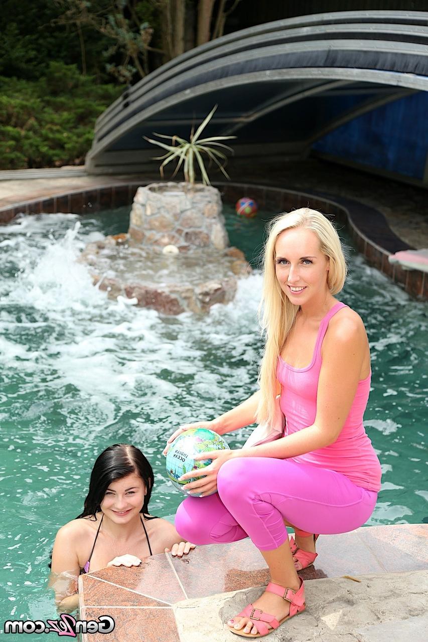 16P As lésbicas Jenny Simons e Lucy Li fazem sexo depois de dar um mergulho