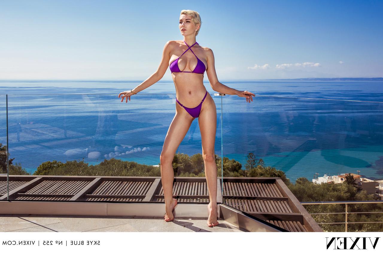 20P A estrela pornográfica loira excêntrica Skye Blue revela seus peitos grandes e fica com tesão à beira da piscina