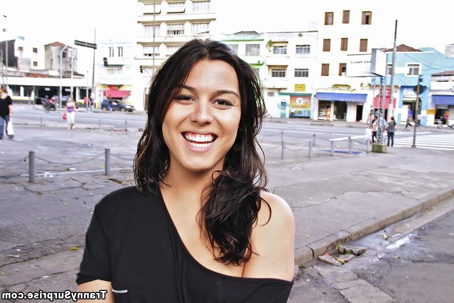 16P La jolie transsexuelle latina Barbara Goulart se fait sodomiser profondément par un étalon.
