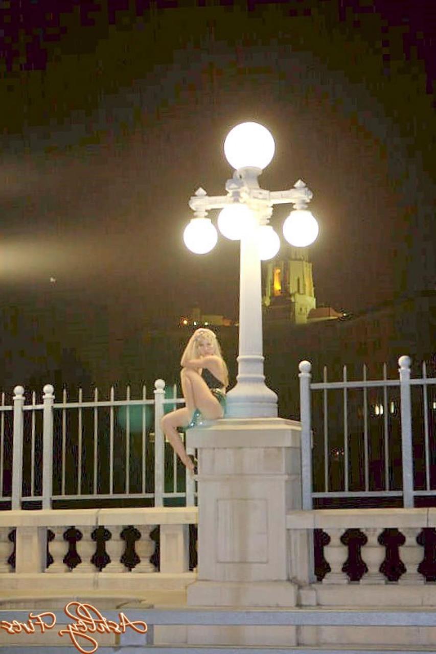 20P Der blonde Pornostar Ashley Fires zeigt ihre Fotze und Titten und posiert im Freien
