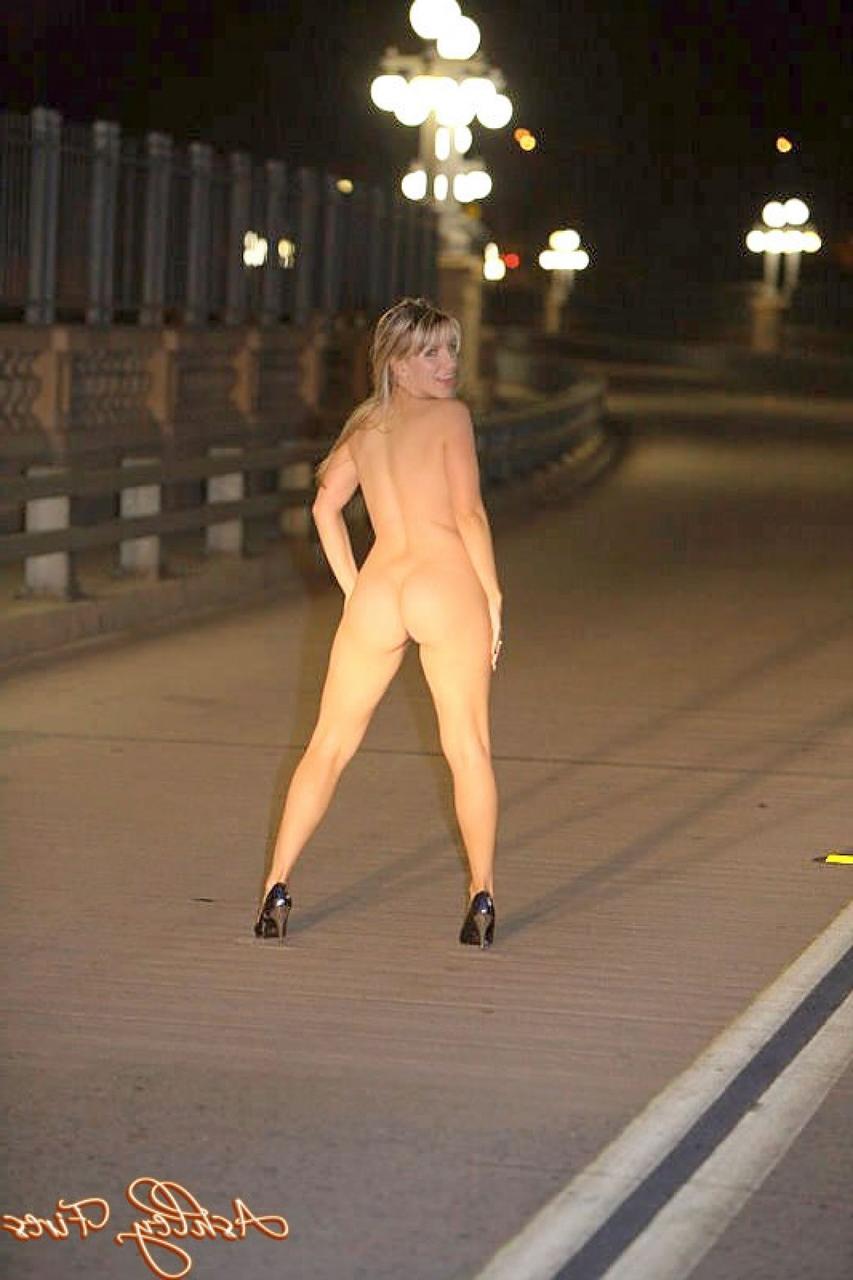 20P Der blonde Pornostar Ashley Fires zeigt ihre Fotze und Titten und posiert im Freien