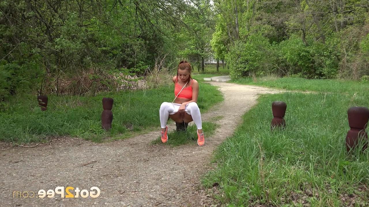 15P La pelirroja sexy Dafne hace pipí mientras sale a caminar por un sendero