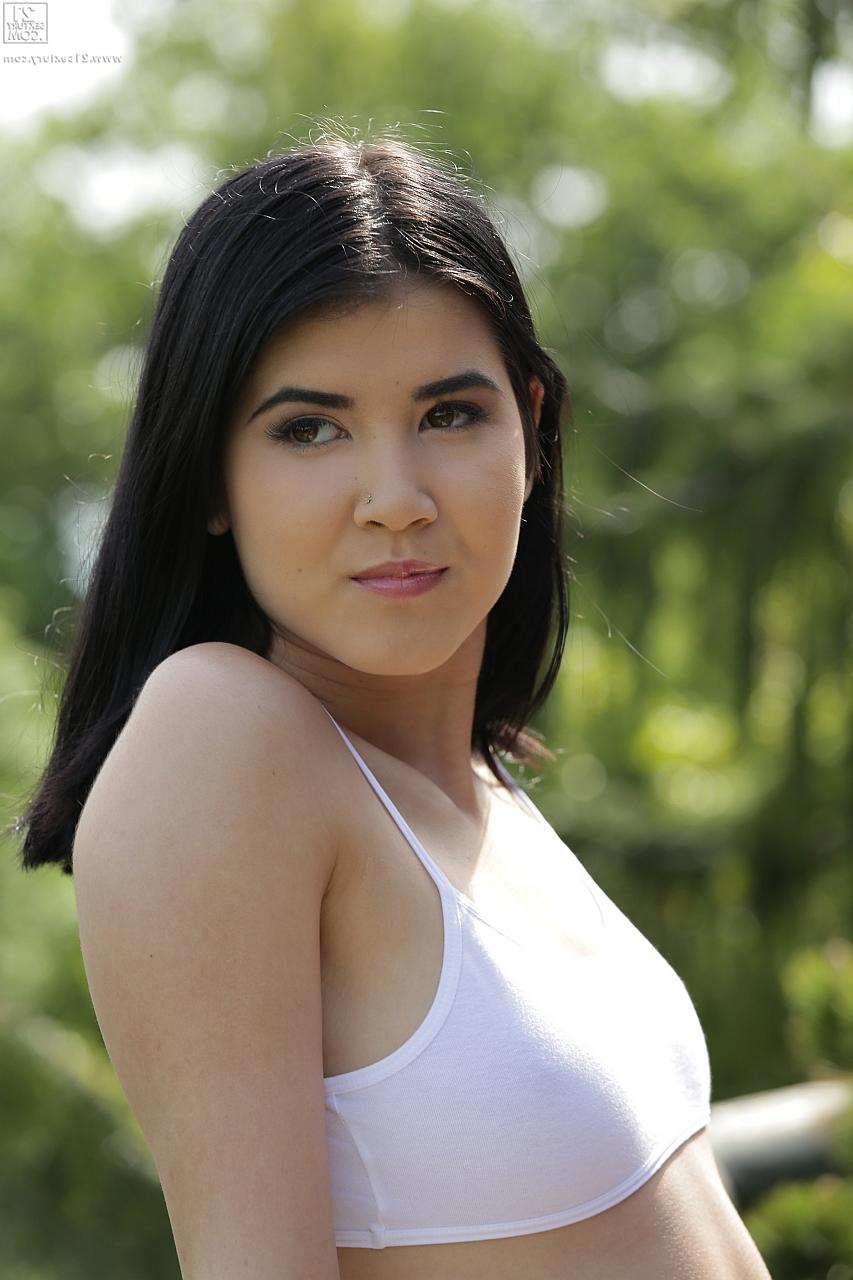 19P Die umwerfende erotische Lady Dee hat auf der Outdoor-Yogamatte eine mit Schwänzen gefüllte Teenie-Muschi