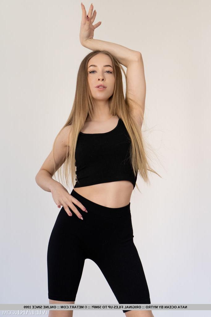 18P A linda adolescente Nata Ocean tira a roupa esportiva para ficar nua em um tapete de ioga