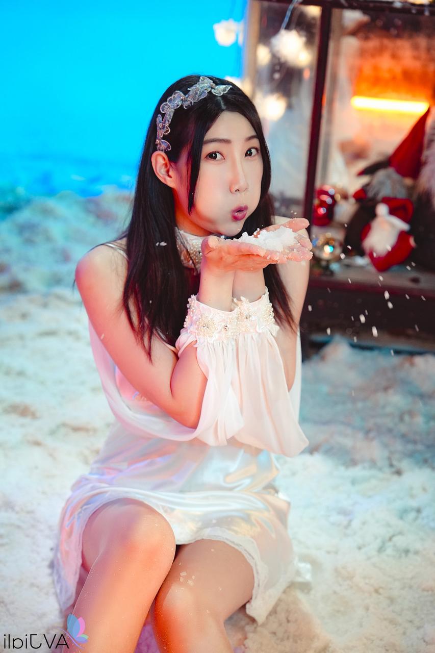 15P Das chinesische Mädchen Li Er schmückt sich vor dem Sex zu Weihnachten mit Sushi