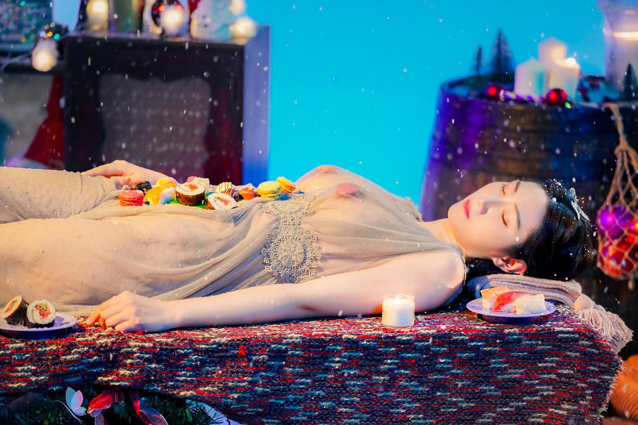 15P Das chinesische Mädchen Li Er schmückt sich vor dem Sex zu Weihnachten mit Sushi