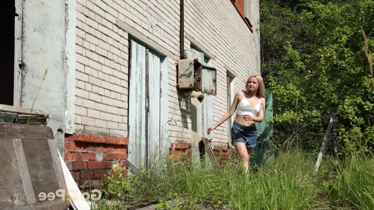 15P La rubia Lina Cute orina en la puerta de un edificio abandonado