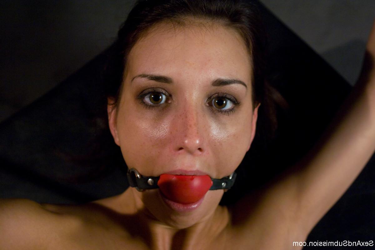 20P Mamá totalmente natural Katie Jordin es follada brutalmente mientras está atada y amordazada