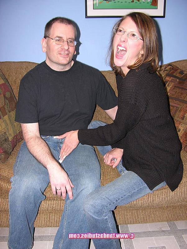 20P Elise, amateur sexy, fait une pipe torride pendant un 69 avec Logan Drake.