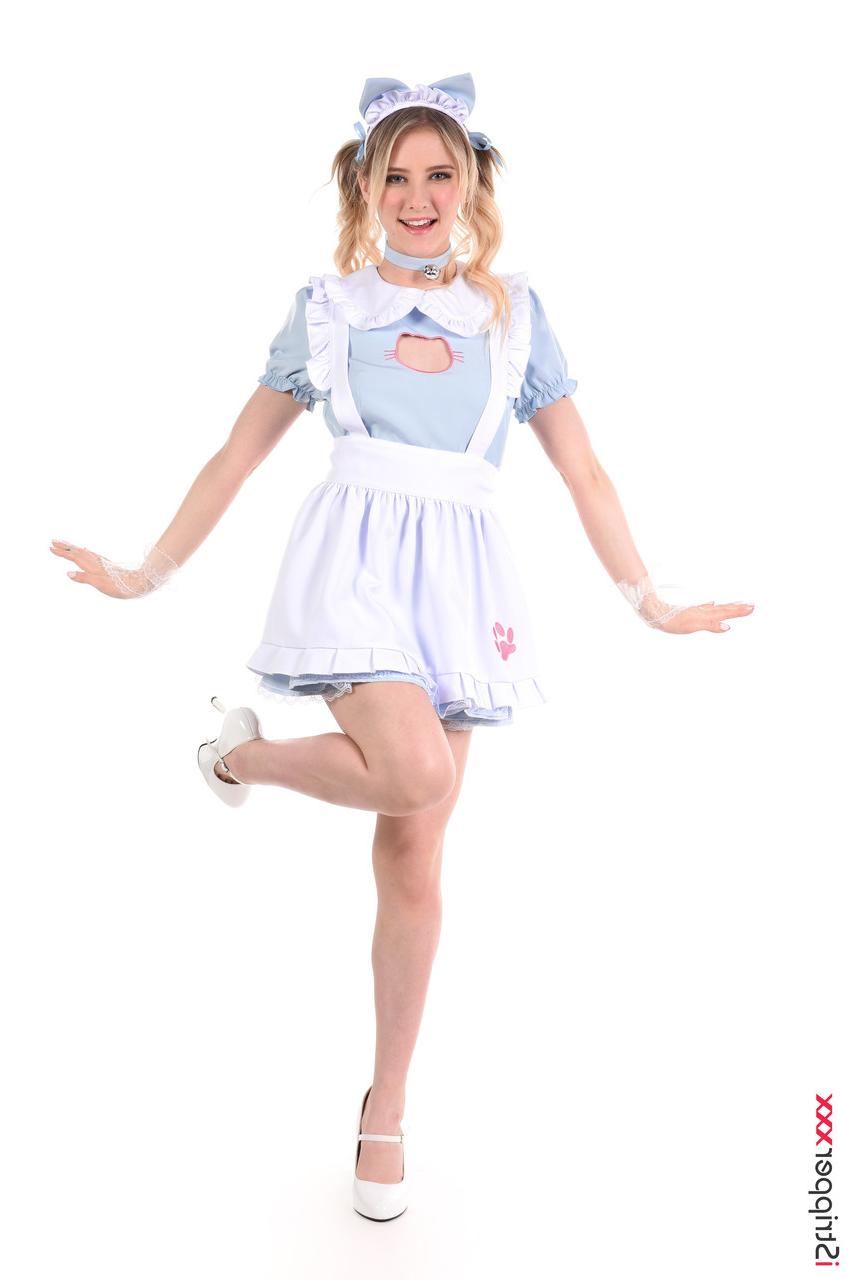 15P A jovem empregada loira Melody Marks tira o uniforme antes de brincar com sua buceta