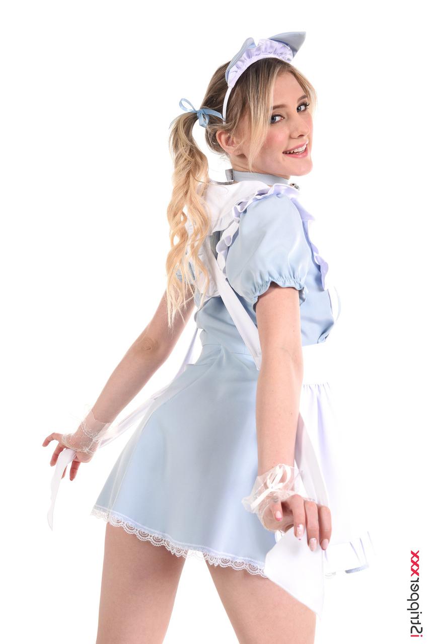 15P A jovem empregada loira Melody Marks tira o uniforme antes de brincar com sua buceta
