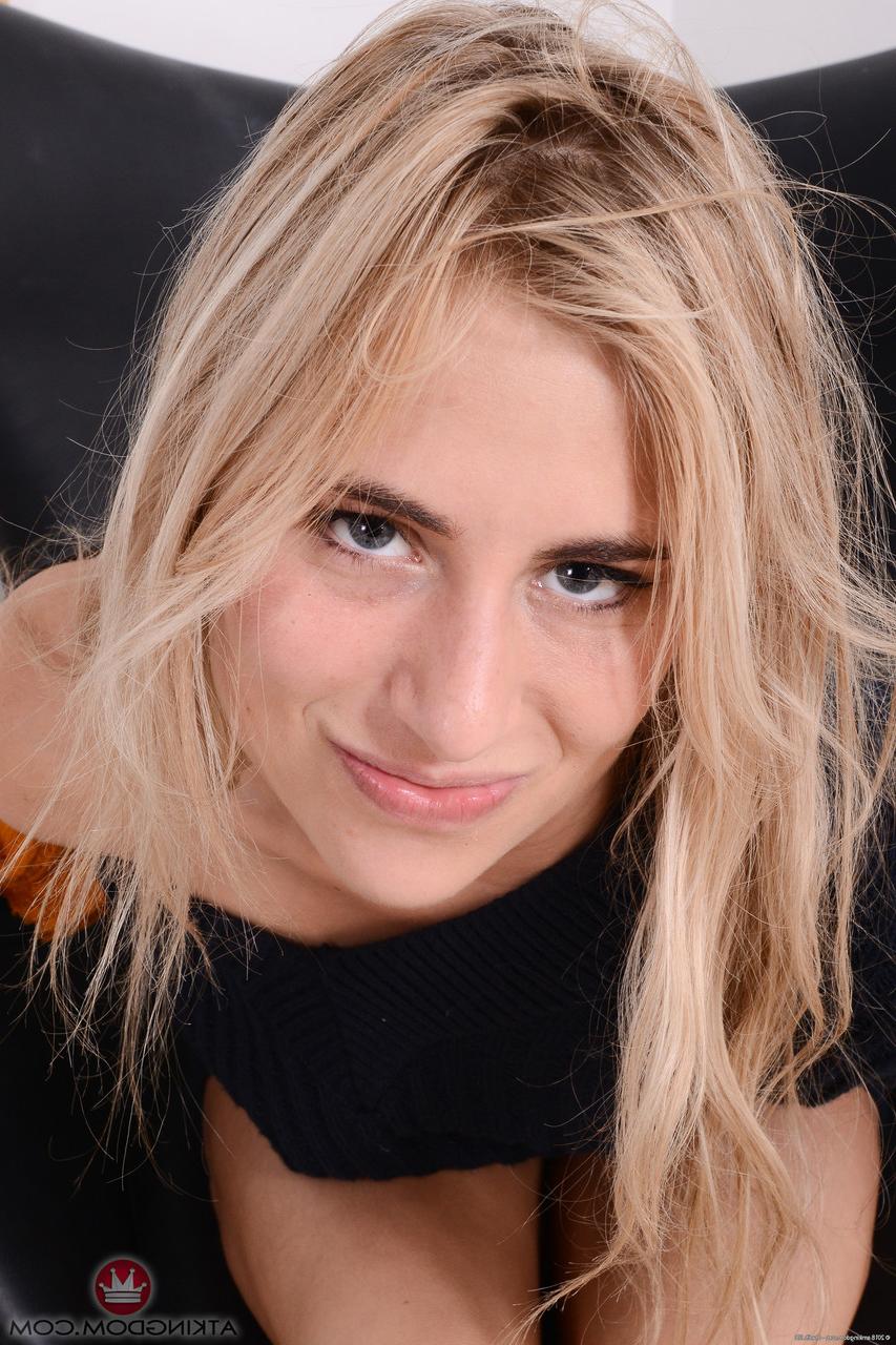 20P Die kurvige Blondine Lindsey Cruz zeigt ihren großen Arsch und spreizt ihre rasierte Muschi