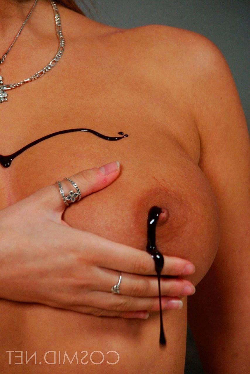 16P La amateur latina Cassie cubre sus grandes tetas y su vagina con productos alimenticios