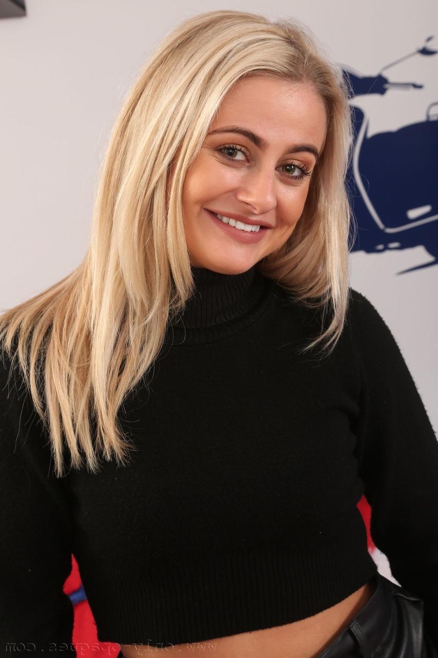 20P La blonde européenne à couper le souffle Gracie B perd sa jupe en cuir et pose en culotte rose.