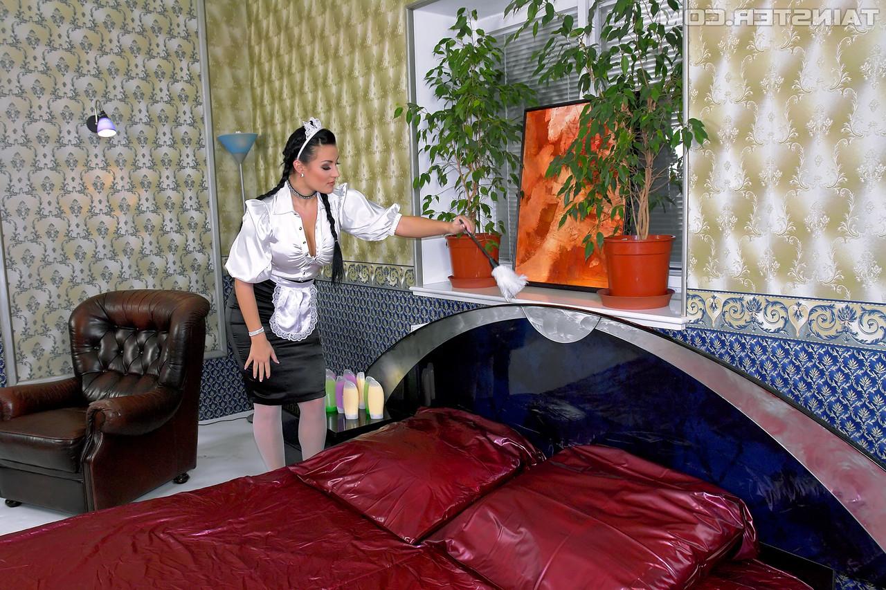 14P Das sexy Dienstmädchen und die Dame des Hauses übergießen sich mit schmutzigen Lebensmitteln