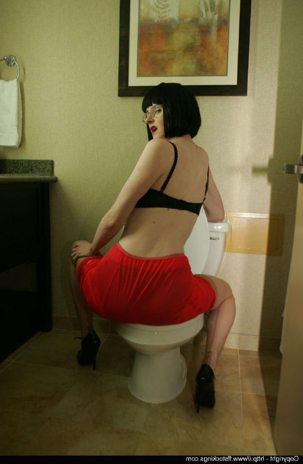12P Impressionante senhora madura em lingerie e saia vermelha posando no banho