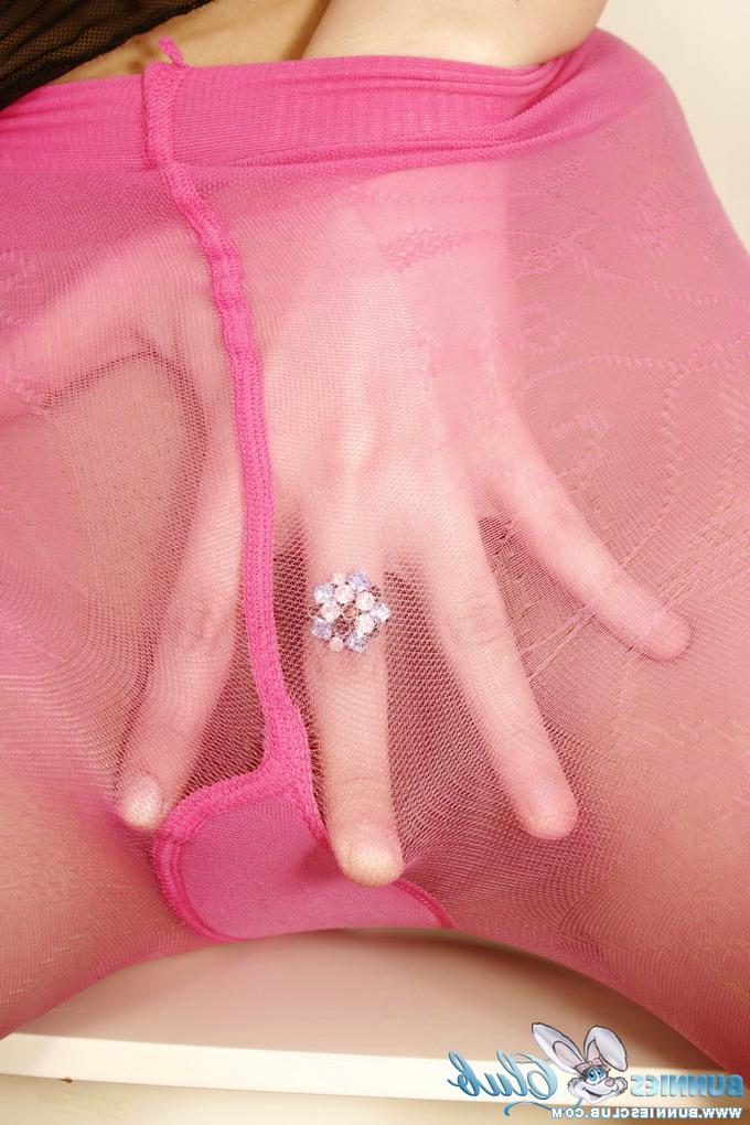 20P Adolescente alta expõe seus seios firmes enquanto usa meia-calça rosa