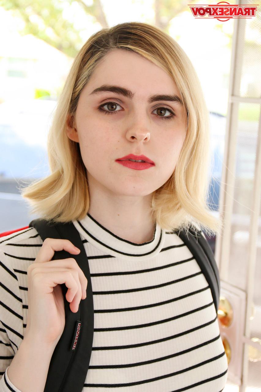 16P Die blonde Shemale Ella Hollywood zieht sich aus und reitet in POV auf einem steifen Schwanz