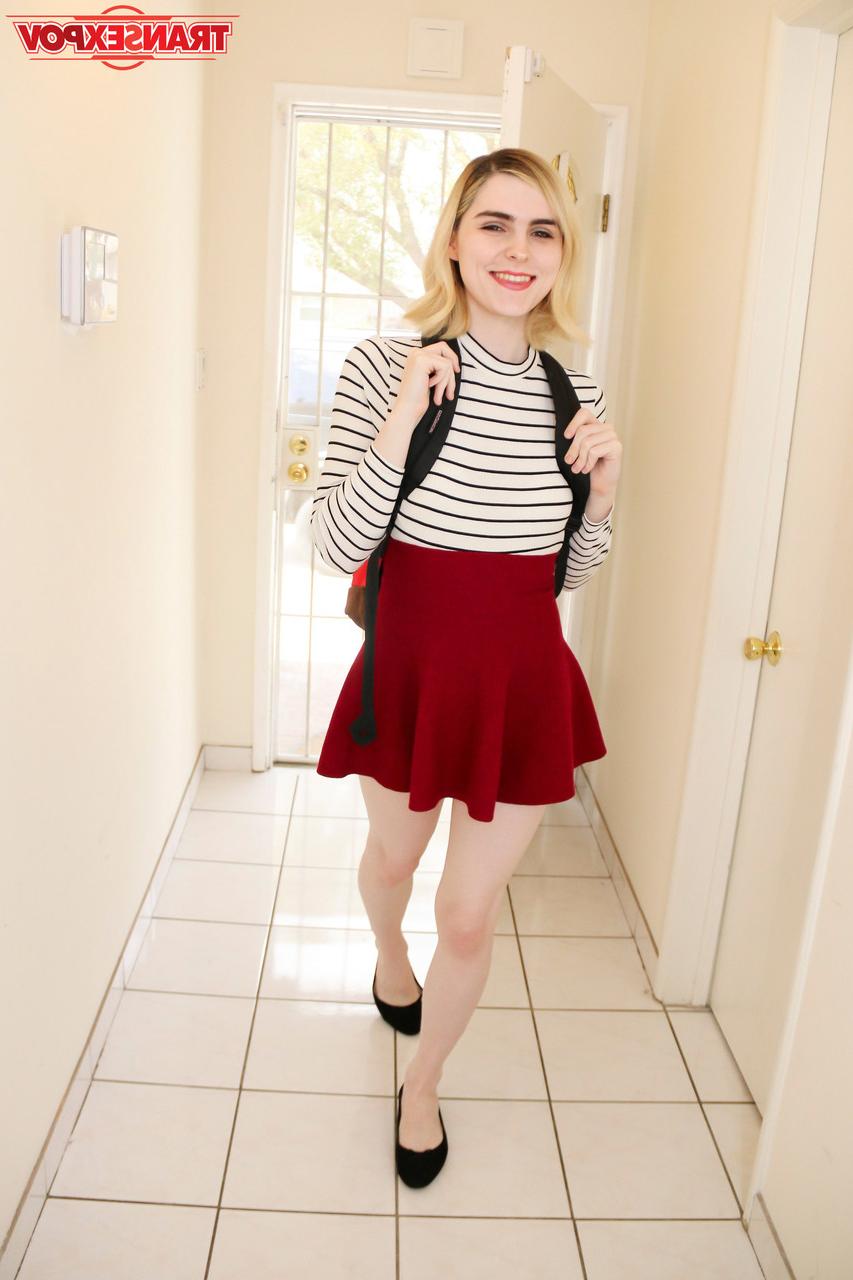 16P Die blonde Shemale Ella Hollywood zieht sich aus und reitet in POV auf einem steifen Schwanz