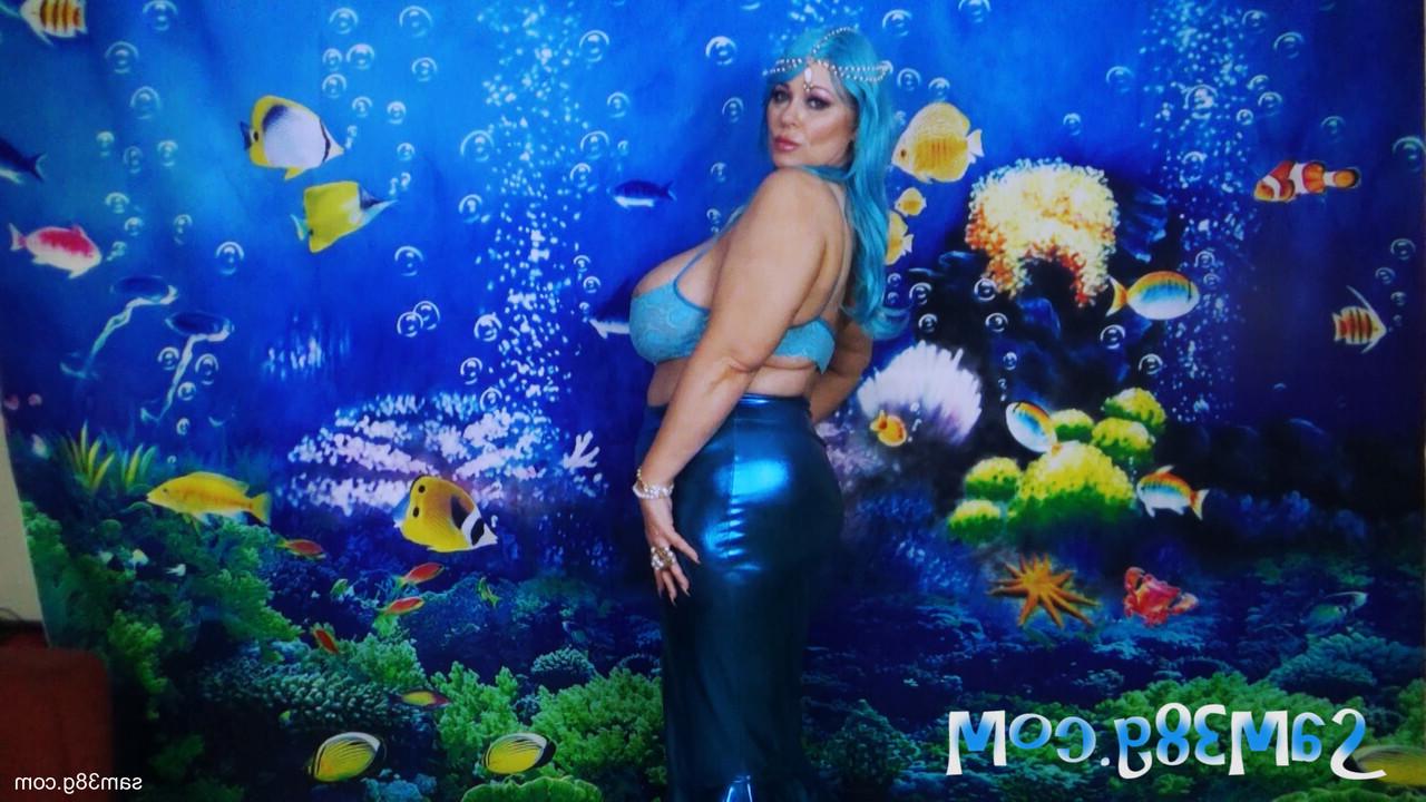 16P Der üppige Pornostar Samantha 38G spielt mit ihren Monstertitten und großen Nippeln
