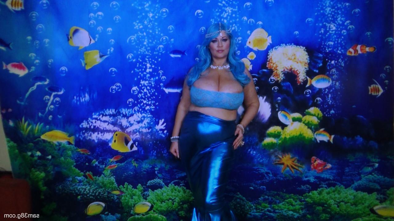 16P Der üppige Pornostar Samantha 38G spielt mit ihren Monstertitten und großen Nippeln