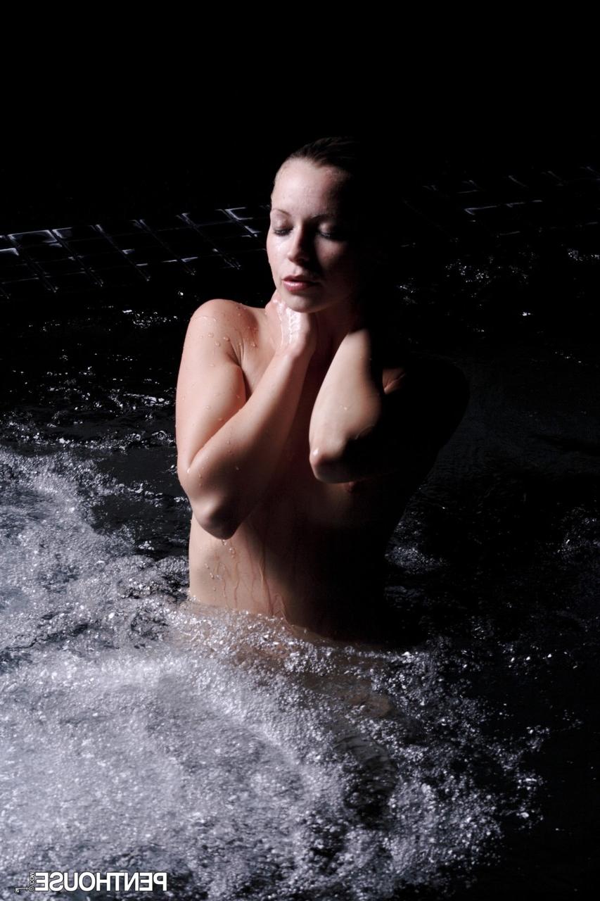18P La rubia de tetas pequeñas Lena Nicole posando desnuda al aire libre en la piscina