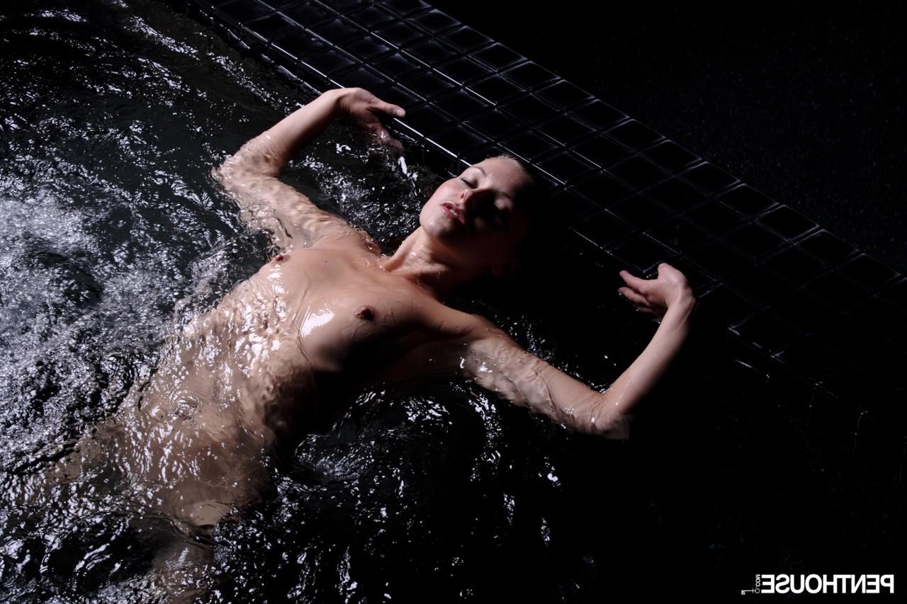 18P La rubia de tetas pequeñas Lena Nicole posando desnuda al aire libre en la piscina