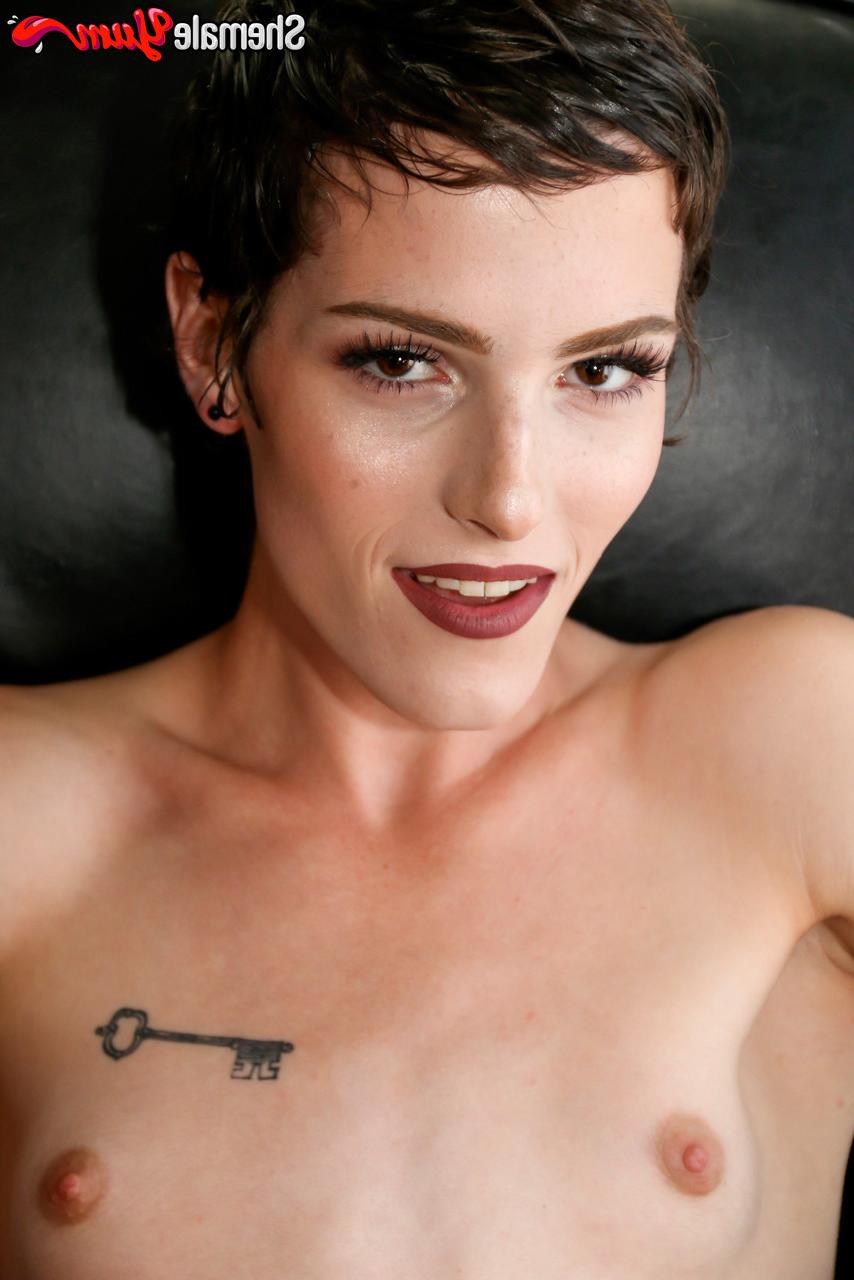16P La transexual de pelo corto Carrie Emberlyn muestra su gran culo antes de masturbarse
