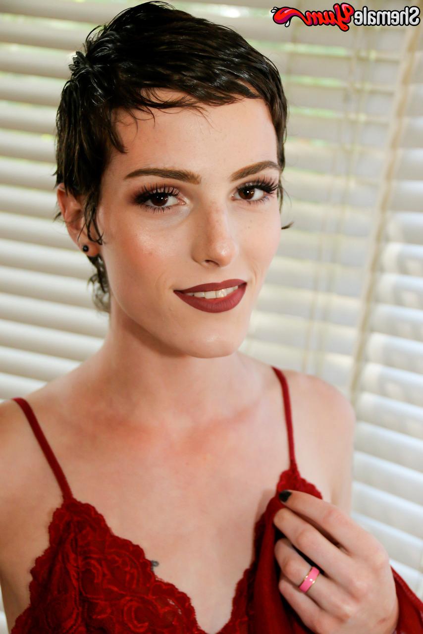 16P La transexual de pelo corto Carrie Emberlyn muestra su gran culo antes de masturbarse