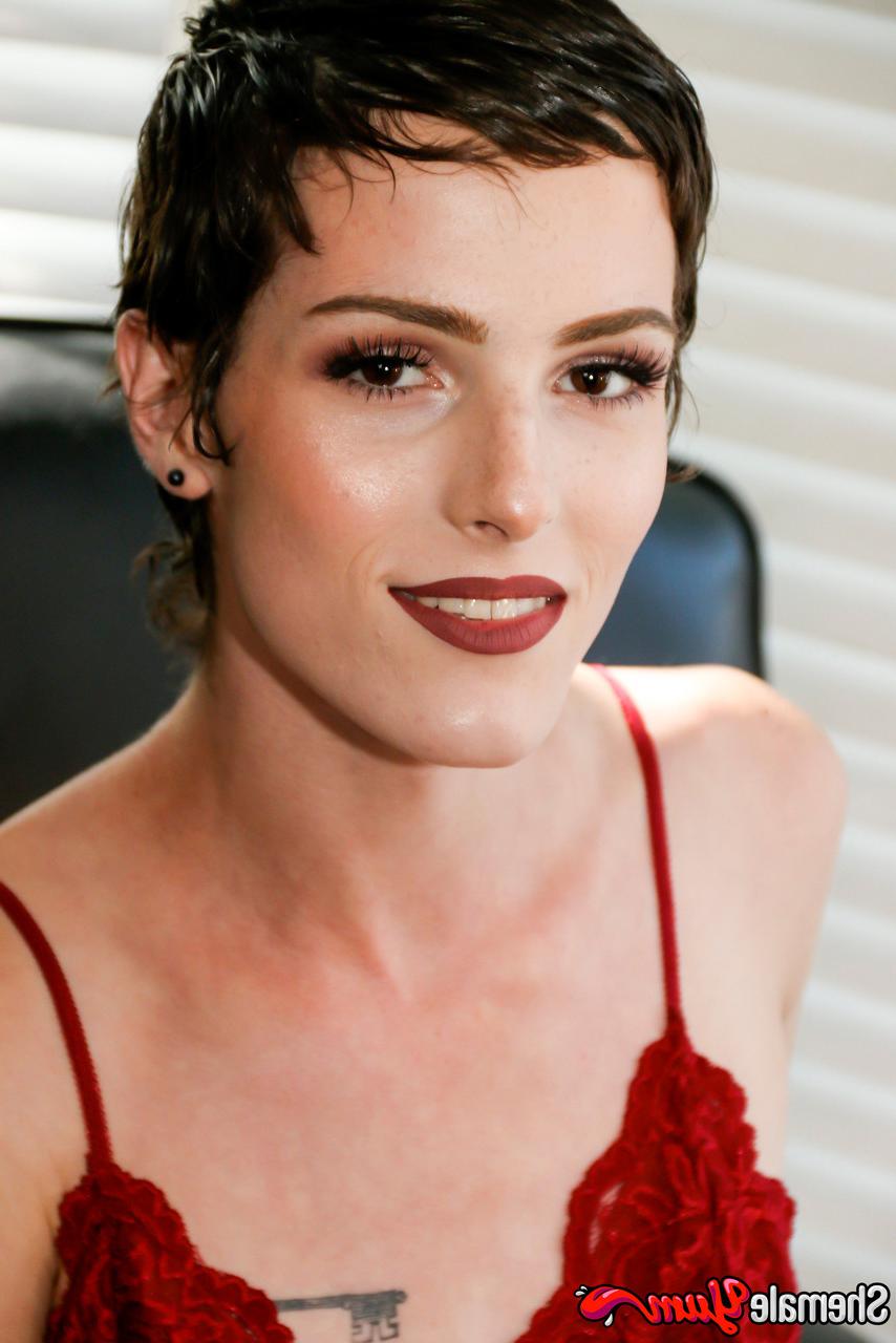 16P La transexual de pelo corto Carrie Emberlyn muestra su gran culo antes de masturbarse