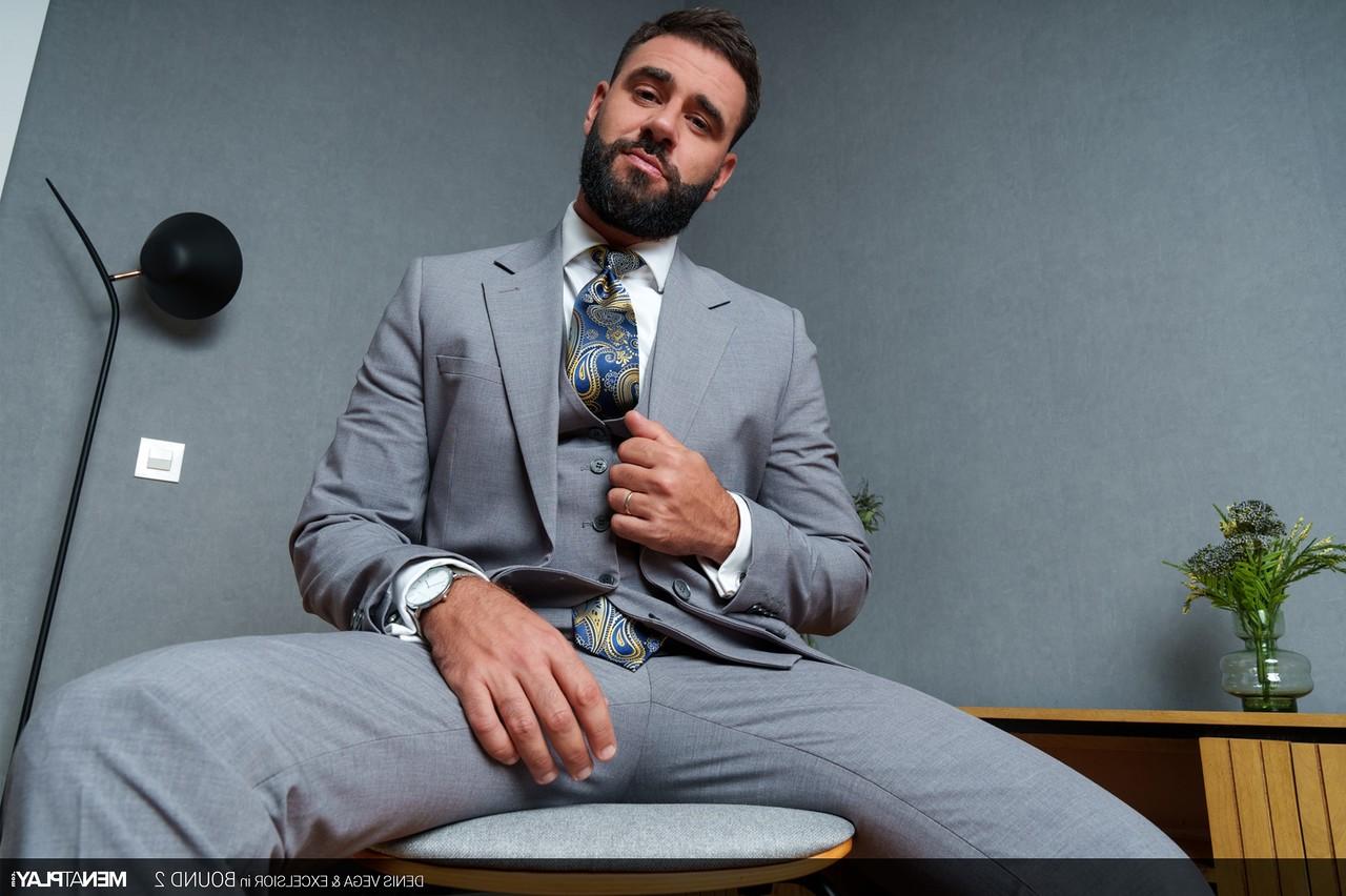 20P Los gays musculosos Excelsior y Denis Vega tienen sexo anal en una sesión salvaje de BDSM
