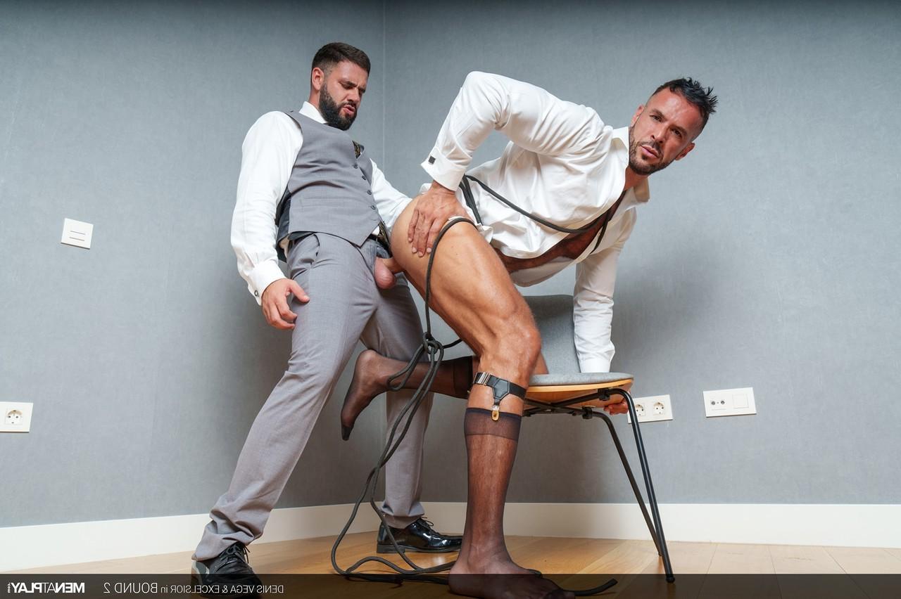 20P Los gays musculosos Excelsior y Denis Vega tienen sexo anal en una sesión salvaje de BDSM