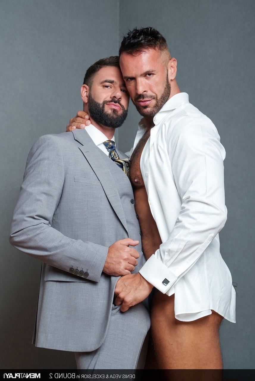 20P Los gays musculosos Excelsior y Denis Vega tienen sexo anal en una sesión salvaje de BDSM