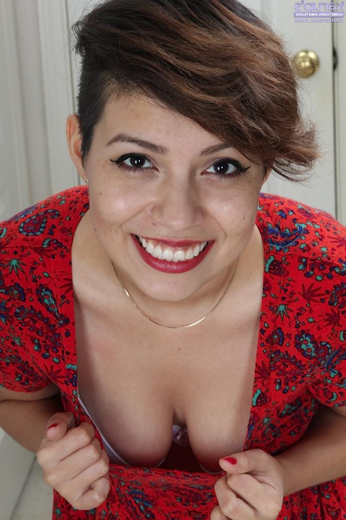 16P A adolescente amadora Natalie Odom posa sozinha com roupas retrô e calcinha branca
